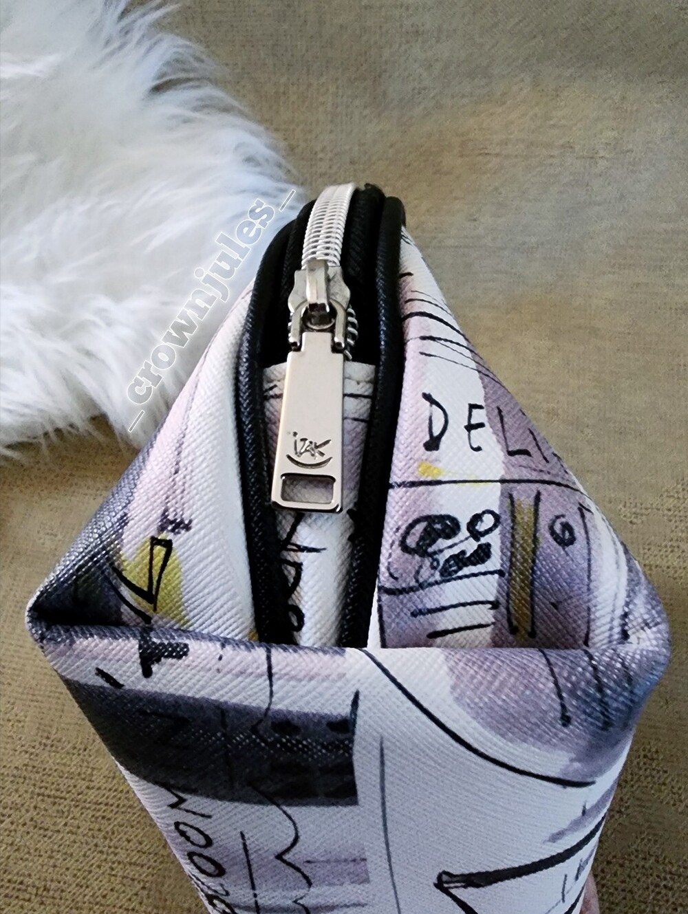 Izak Zenou Bendel Girl Doggie Cosmetic Clutch Bag NYC Dog Theme - Picture 4 of 8